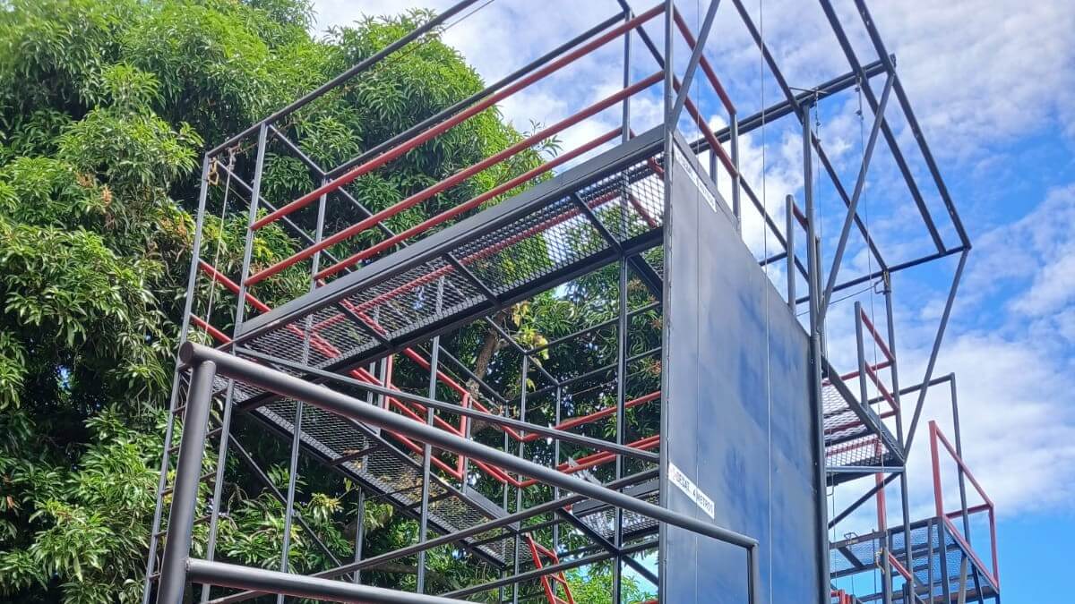 Trabajo en alturas realizado por SESAT HSEQ